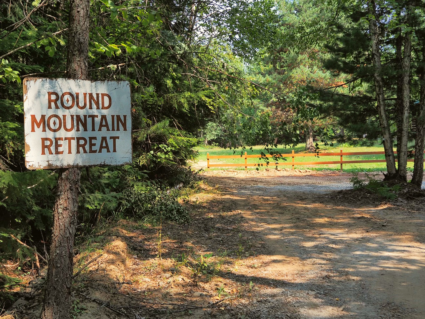 Round Mountain Retreat entrance sign